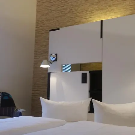 Cristall - Frankfurt מלון 3*